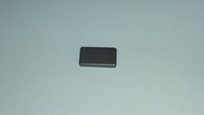 Magnet šedý obdélník 15x28mm (bal. 50 ks). cena za 1 ks.