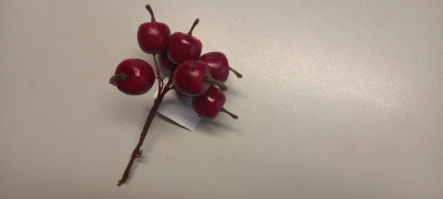 Jablko červené 1,5 cm (svazek.8ks). Cena za svazek.